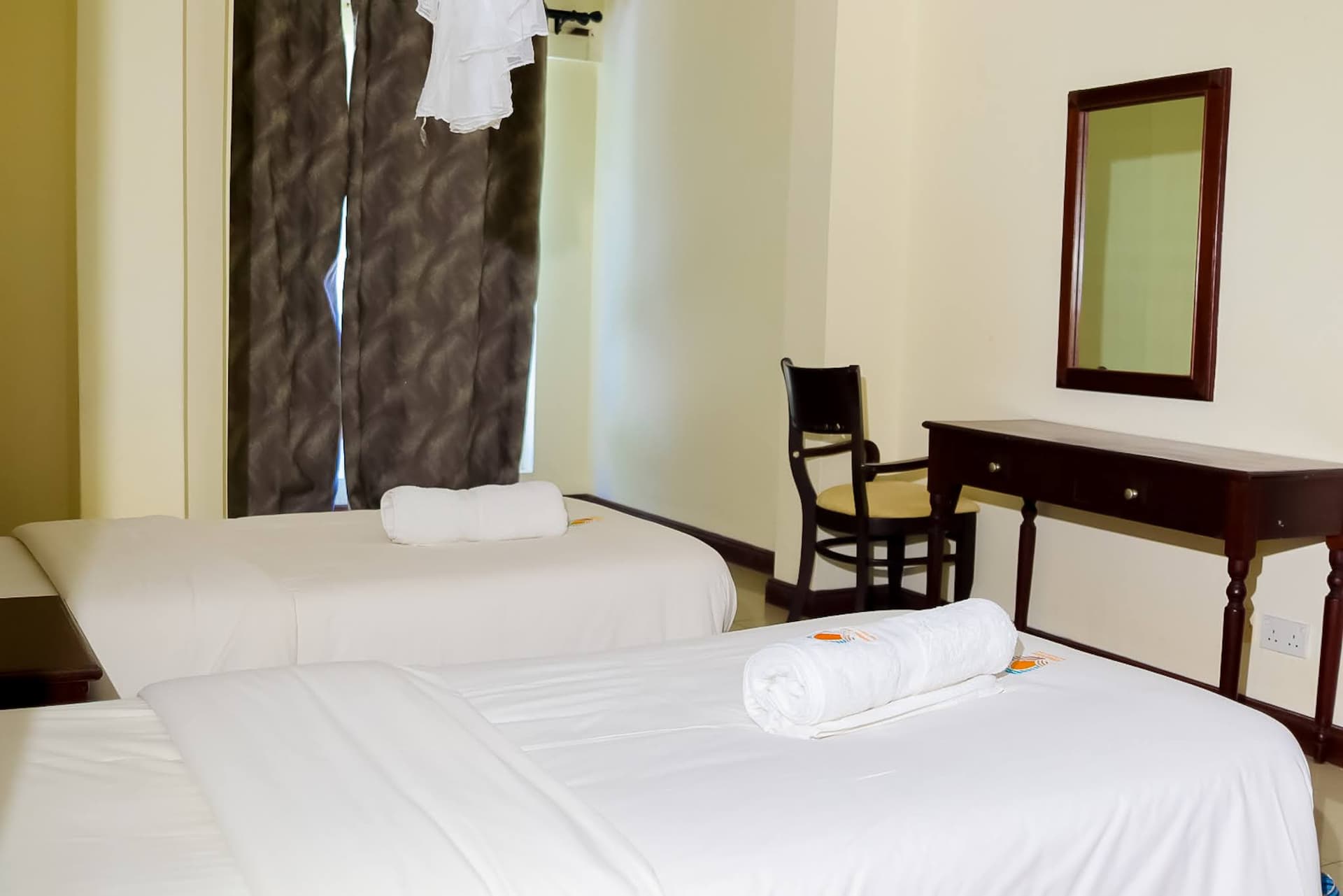Sunrise Resort twin room with work desk